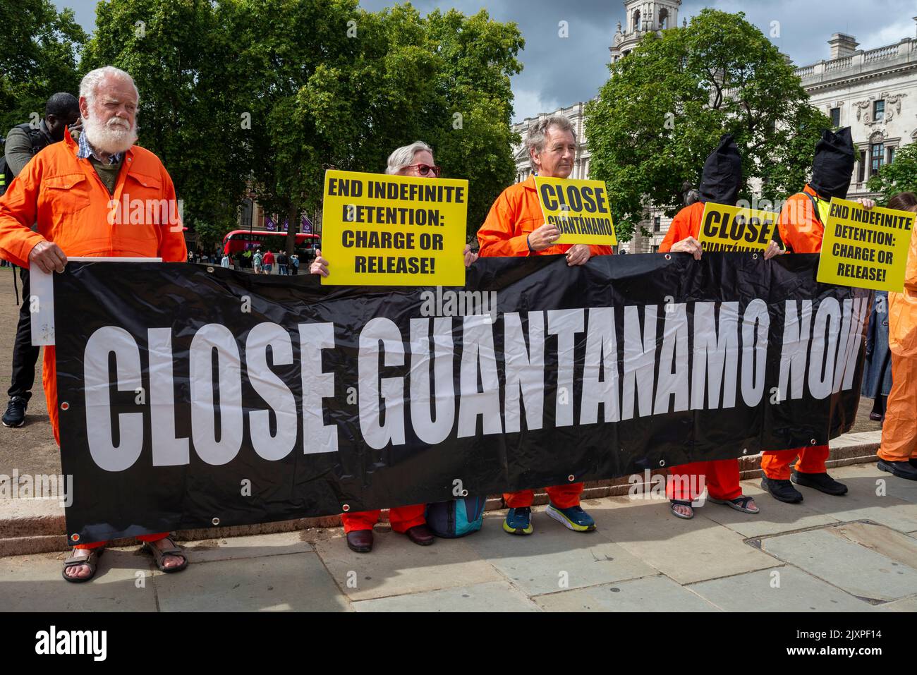 Parliament Square, Westminster, London, Großbritannien. 7. September 2022. Demonstranten haben orangefarbene Overalls angeziehen und Plakate und Banner gehalten, die zur Schließung der Guantanamo Bay-Anlage in Kuba aufrufen Stockfoto