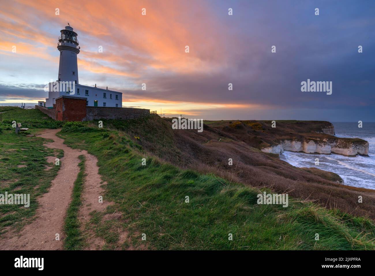 Flamborough Head Lighthouse in Yorkshire, aufgenommen bei Sonnenuntergang. Stockfoto