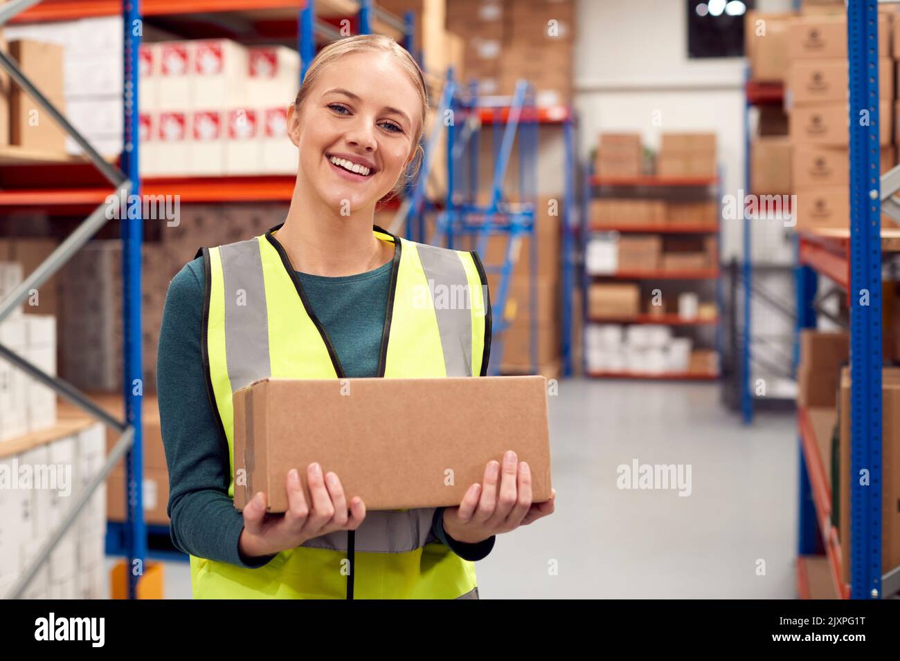 Porträt Der Aufbewahrungsbox Für Weibliche Arbeiter Im Lagerhaus Stockfoto