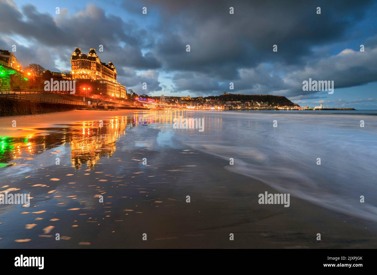 Das Grand Hotel in Scarborough spiegelte sich an einem Abend im Frühling in nassem Sand wider. Stockfoto