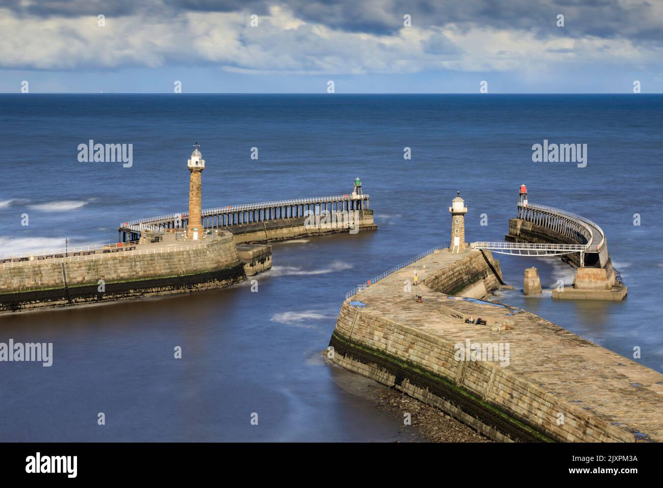 Die Mündung von Whitby Harbour wurde mit einer langen Verschlusszeit vom Kirchhof St. Mary aufgenommen. Stockfoto