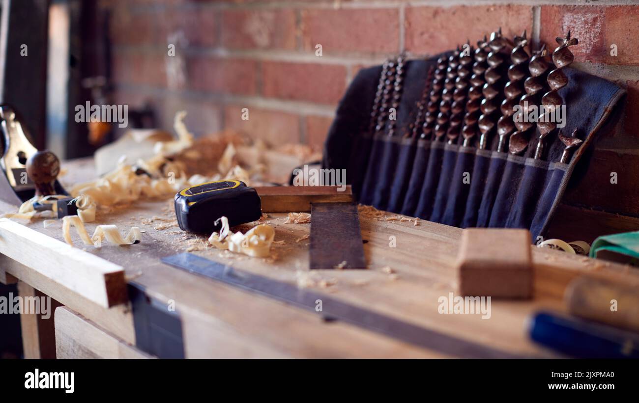 Nahaufnahme Von Holzspännen Und Schreinerei-Werkzeugen Auf Der Werkbank Stockfoto