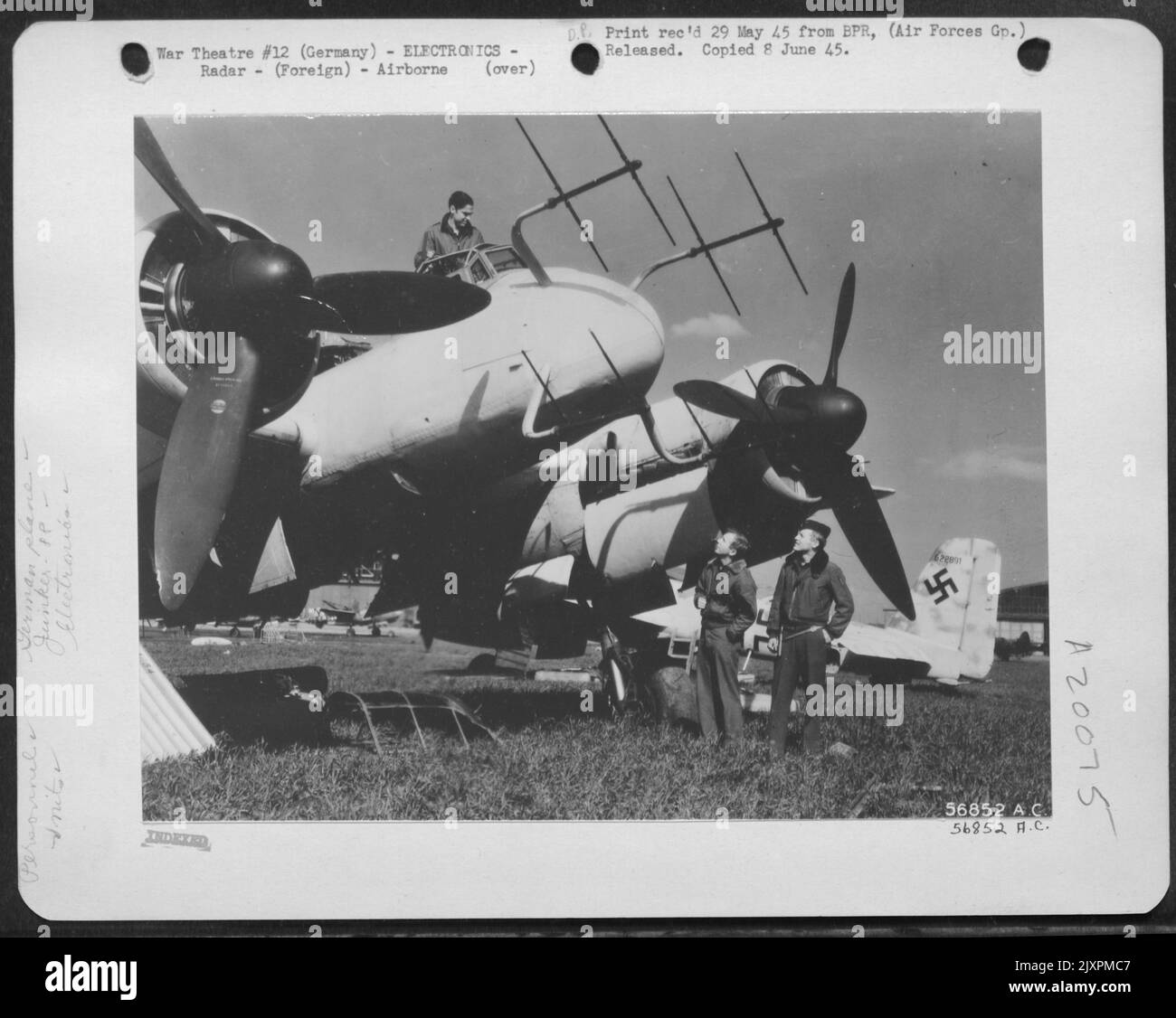 In den letzten Tagen der Feindseligkeiten in Deutschland war das 422. Night Fighter Squadron, kommandiert von Oberstleutnant Oris B. Johnson, Natchitoches, La., auf einem ehemaligen Luftwaffe-Nachtflugplatz ansässig, und seine Mitglieder konnten mehrere Arten des studieren Stockfoto
