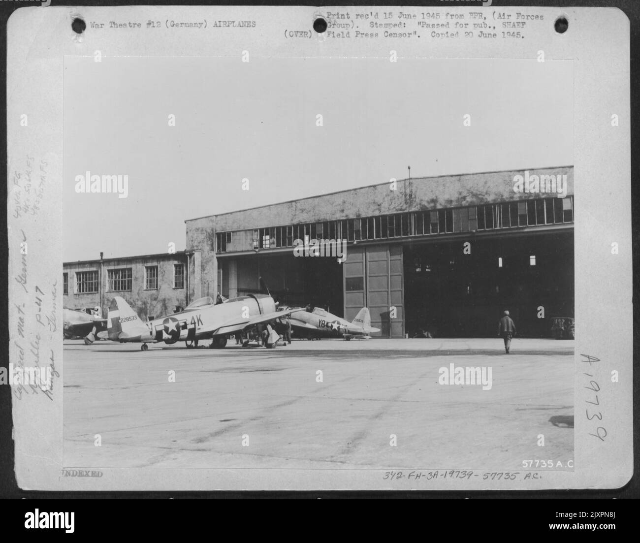 Service-Personal von LT. Colonel Leo C. Moon'S 404Th Fighter Bomber Gorup der 9. AF gewöhnt, unter Handicaps auf Advanced Airprips zu arbeiten, Jetzt genießen Sie das Beste der Einrichtungen, Dank der deutschen Rückzug. Foto zeigt die P-47 Thunderbolts in der Phase Stockfoto