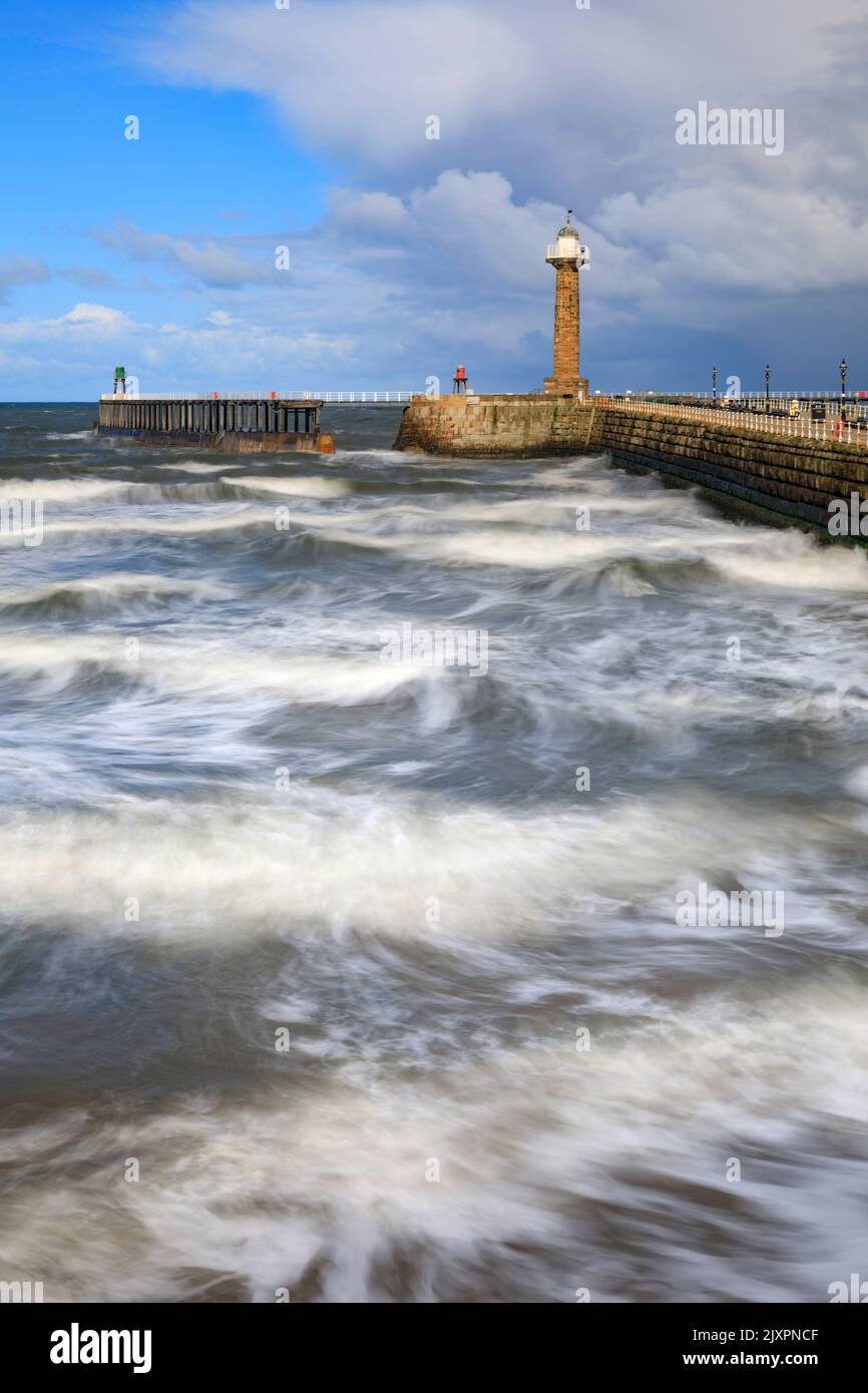 Leuchttürme in Whitby in North Yorkshire, die bei Flut mit einer langen Verschlusszeit aufgenommen wurden, um die einfallenden Wellen subtil zu verwischen. Stockfoto