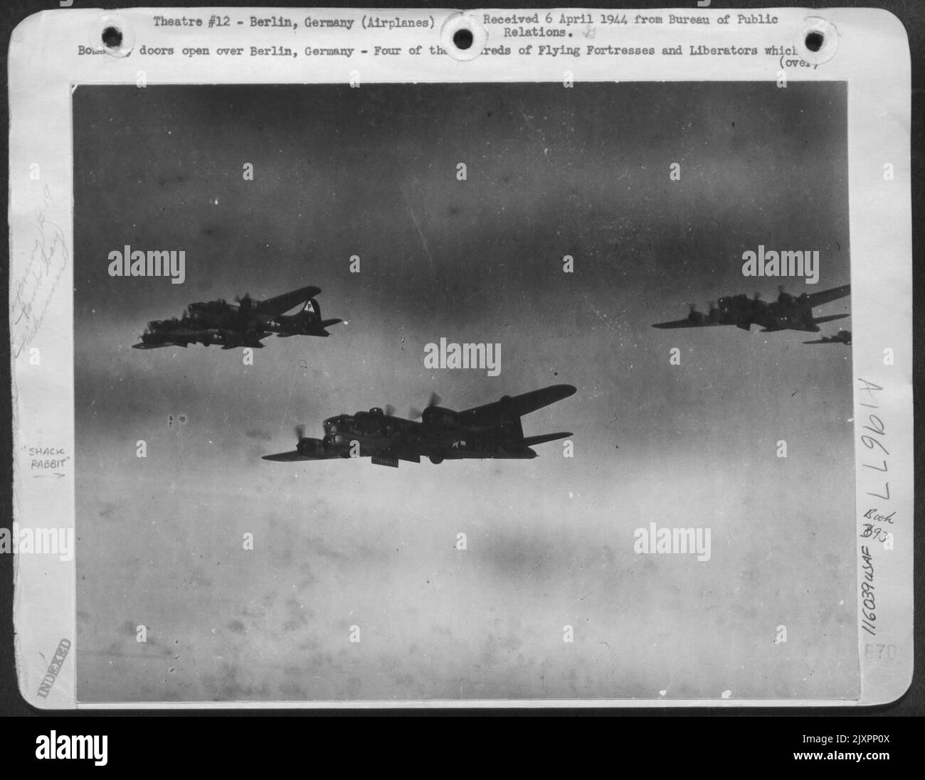 Bomb-Bay-Türen Öffnen Sich Über Berlin, Deutschland - Vier Der Hunderte Von „Flying Fortresses“ Und Liberators, Die Berlin Am 6. März 1944 Angriffen, Nähern Sich Dem Zielgebiet Mit Bomb-Bay-Türen Offen. Stockfoto