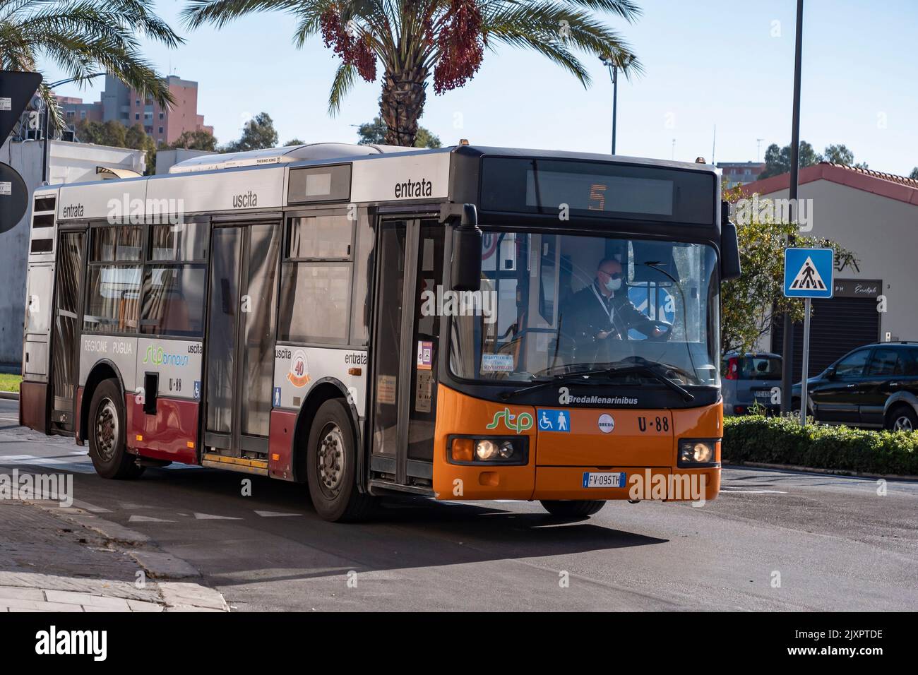 BredaMenarinibus 231 CU Bus auf den Straßen von Brindisi, Italien Stockfoto
