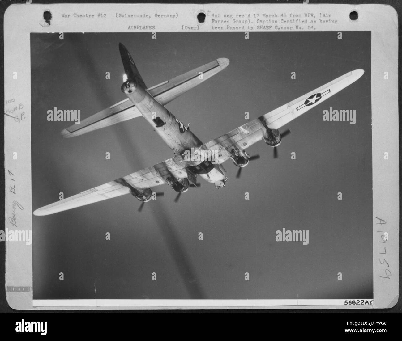 Eine Boeing B-17 Flying Fortress der US 8. Air Force, die am 12. März 1945 im Ostseeraum ihre explosive Ladung auf den deutschen Hafen von Swinemunde, nur 16 Meilen von Marschall Schukows Truppen der Roten Armee entfernt, freisetzen wird. Der Stockfoto
