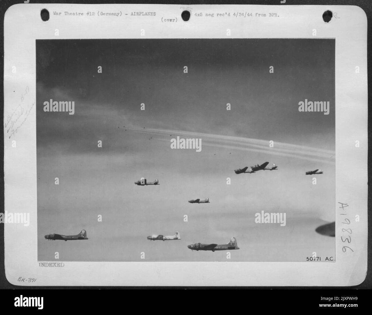 Zwei Formationen – zwei Formationen von Flying Fortresses, eine davon kaum durch die Dampfspuren zu unterscheiden, begeben sich am 8. April tief in Deutschland, wo sie Montagewerke und Luftwaffenstützpunkte der Luftwaffe trafen. 94. Bomb Group. Stockfoto