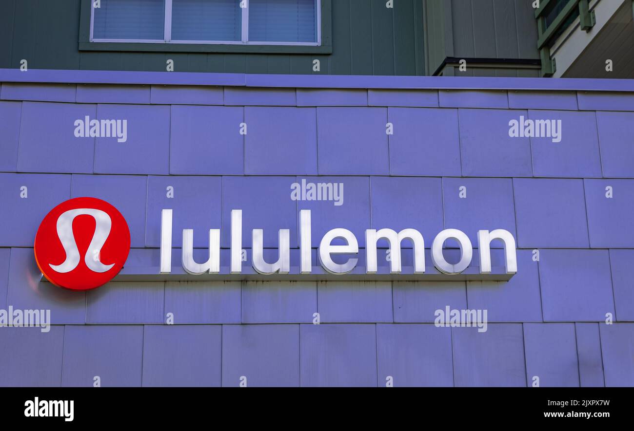 Nahaufnahme des Lululemon-Zeichens in Surrey, BC, Kanada. Beleuchtetes Fassadenschild über dem Eingang zum Bekleidungsgeschäft Lululemon Athletica - 16,2022. Februar Stockfoto