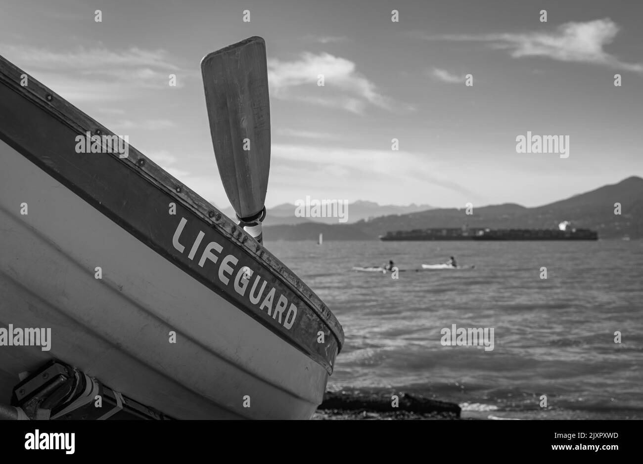 Rettungsschwimmer Boot am Strand. Vancouver BC. Blick auf den schönen Strand mit Rettungsboot. Reisefoto, Platz für Text kopieren, niemand Stockfoto