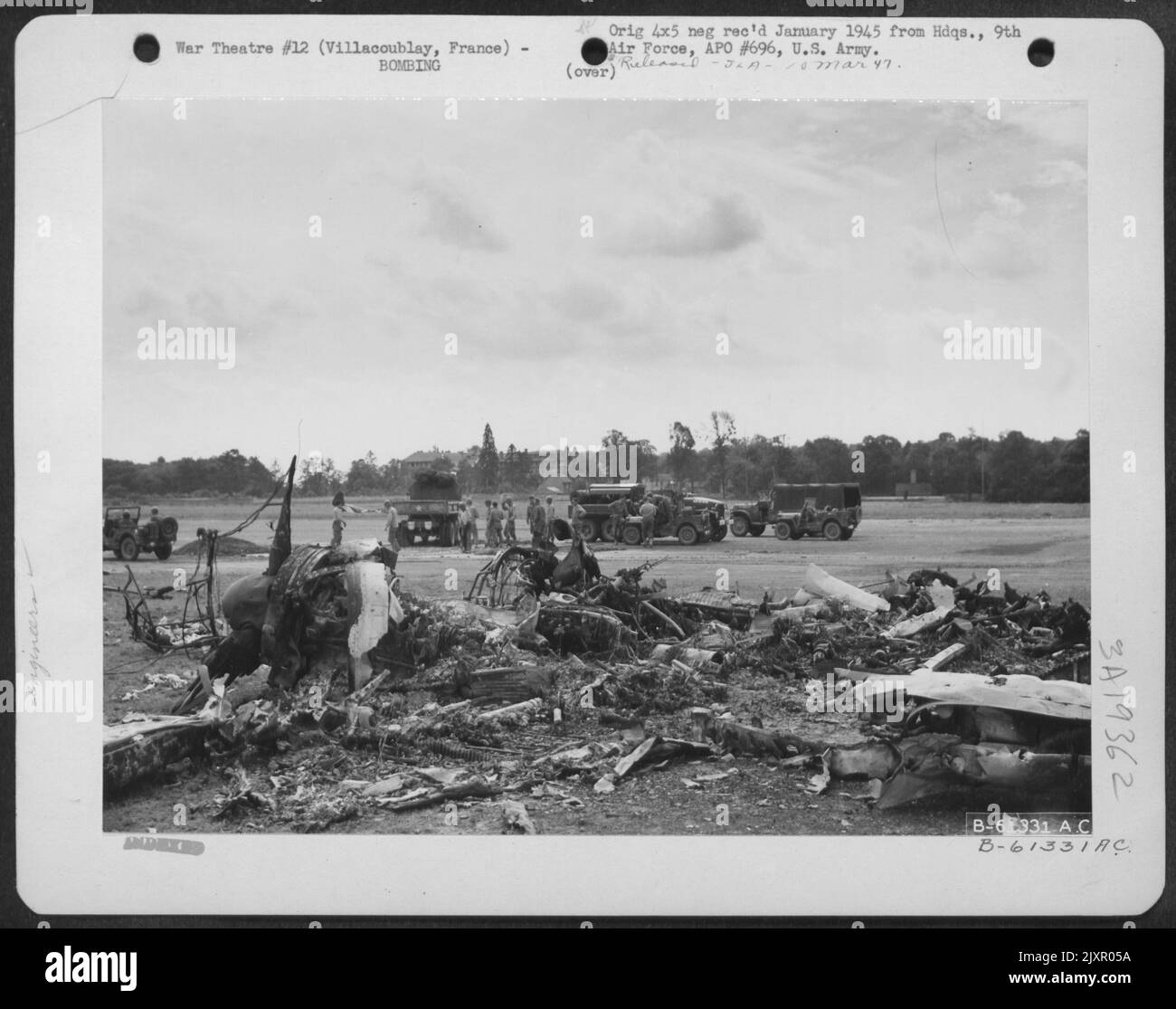 Ein American Aviation Bataillon, Das Die Geschwindigkeit Des Wiederaufbaus Und Der Verwendung Gefangener Flugdrome Angibt, Repariert Bombenschäden An Der Flugbahn, Noch Bevor Die Trümmer Beseitigt Wurden. Villacoublay, Frankreich. 1. September 1944. Stockfoto