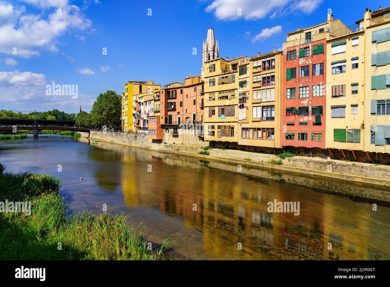 Rio Onyar, wenn es durch Girona mit seinen bunten Häusern an beiden Ufern des Flusses, Katalonien, Spanien, geht. Stockfoto