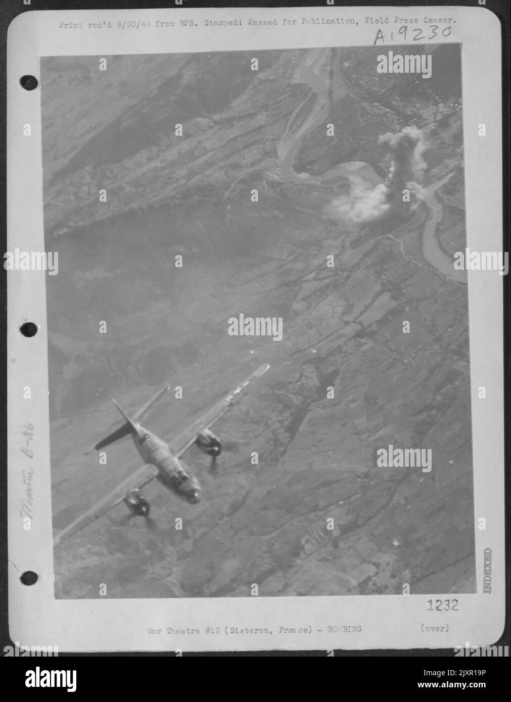 Dieser Martin B-26 Marodeur der Taktischen Luftwaffe wird gezeigt, wie er das Zielgebiet verlässt, nachdem er Straßen- und Eisenbahnbrücken in Sisteron, Südfrankreich, bombardiert hat, um die alliierten Gorund-Truppen zu unterstützen, die dort am D-Tag der Operation Upper Cut landen. Stockfoto