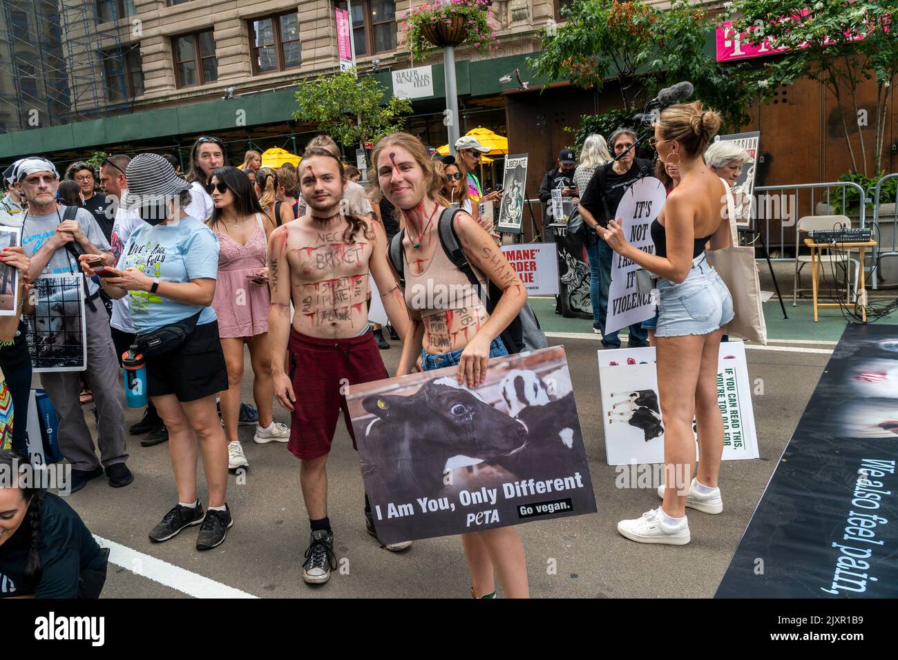 Tierrechtler, von Anti-Kutschpferdeaktivisten bis hin zu Veganern und alle dazwischen, treffen sich am Samstag, dem 27. August 2021, auf dem Flatiron Plaza in New york zum Tierrechtsmarsch. (© Richard B. Levine) Stockfoto