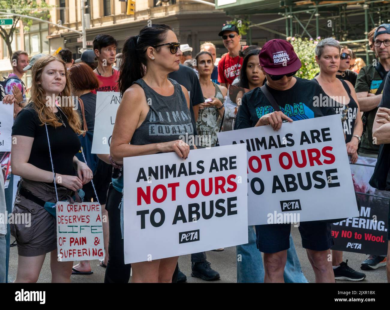 Tierrechtler, von Anti-Kutschpferdeaktivisten bis hin zu Veganern und alle dazwischen, treffen sich am Samstag, dem 27. August 2021, auf dem Flatiron Plaza in New york zum Tierrechtsmarsch. (© Richard B. Levine) Stockfoto