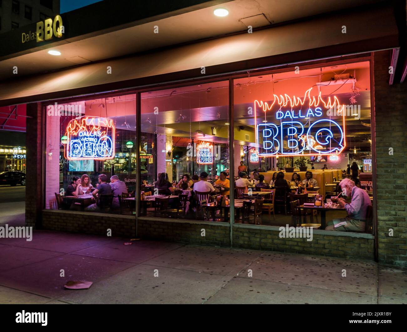 Geschäftiges Dallas BBQ im Viertel Chelsea in New York am Donnerstag, 1. September 2022. (© Richard B. Levine) Stockfoto