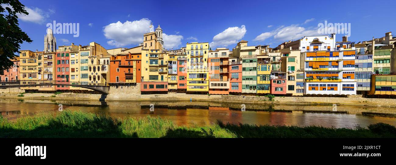 Panoramablick auf die malerischen bunten Häuser neben dem Fluss Onyar, der durch die Altstadt von Girona, Katalonien, Spanien führt. Stockfoto