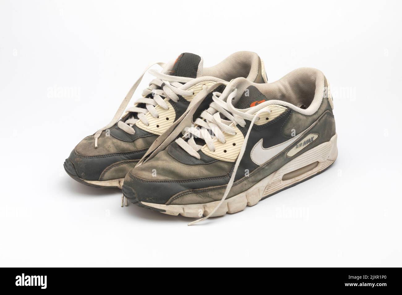 Ein altes, schmutziges, abgenutztes und verblassenes Paar Nike Air Max Sportschuhe Stockfoto