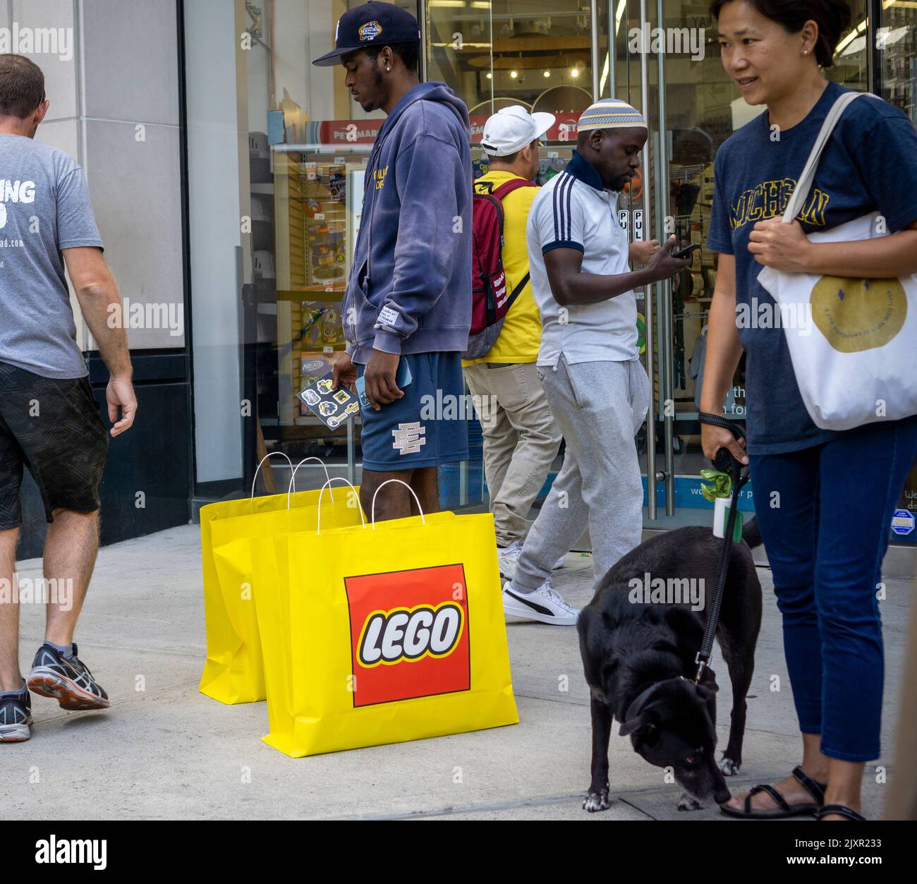 Ein Einkäufer mit seinen Lego-Einkäufen am Freitag, den 2. September 2022, auf dem Union Square in New York. (© Richard B. Levine) Stockfoto