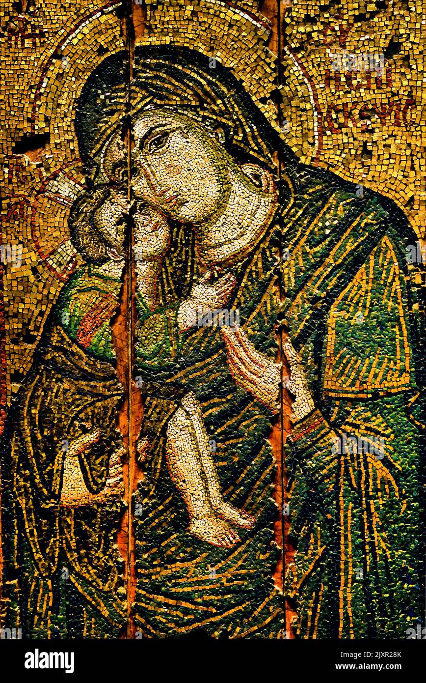 Theotokos Glykophilousa Episkepsis 13.y Jahrhundert byzantinisches und christliches Museum in Athen, ( Jungfrau, in der die beiden Gesichter berühren, Wange zu Wange, ist bekannt als, Glykophilousa, dieser Typ stellt die Jungfrau, in ihrer Rolle als Mutter und als Beschützer der Menschheit, die Ikone ist aus Mosaik, ) Stockfoto