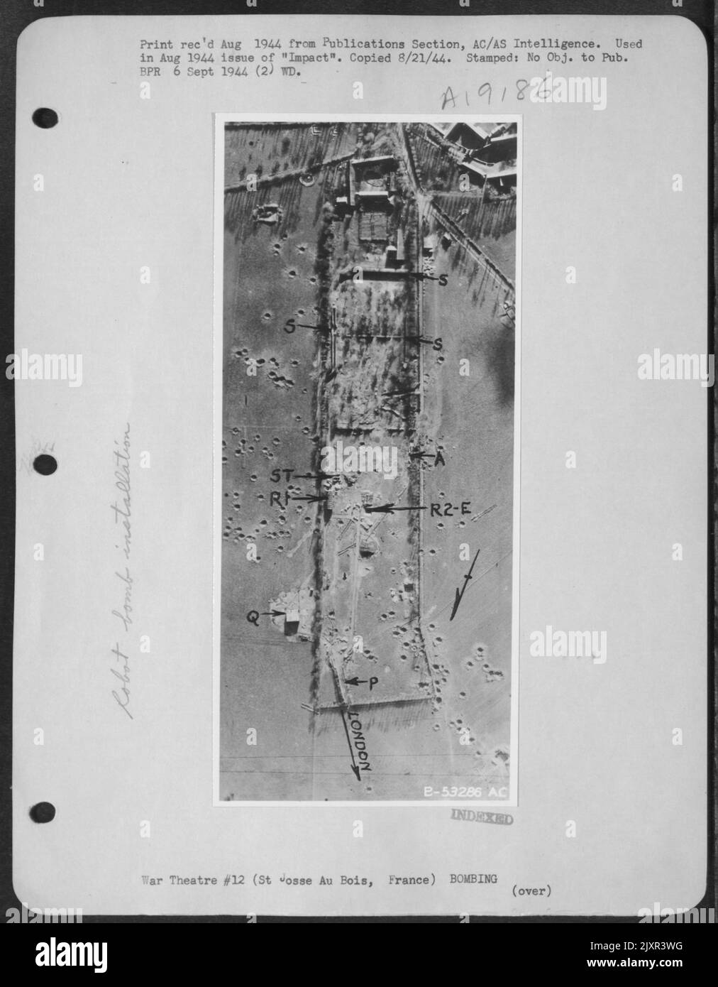 Nach dem zweiten Angriff am 28. Februar 1944, bei dem schwere Bomber Tonnen von Bomben abwarfen, ist St. Josse au Bois, Frankreich, auf diesem vertikalen Foto gut zerkaut. R-1 und R-2 sind verschwunden. Nur das ST, wahrscheinlich explosive Lagergebäude, ist unbeschädigt. Stockfoto