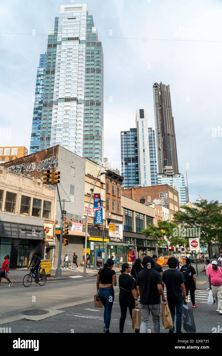 Entwicklung in Downtown Brooklyn in New York von der Fulton Street am Samstag, 3. September 2022. Aufgrund der zunehmenden Entwicklung in der Region, insbesondere in Hochhäusern von Luxusapartments, ziehen Filialisten und High-End-Einzelhändler ein. (© Richard B. Levine) Stockfoto