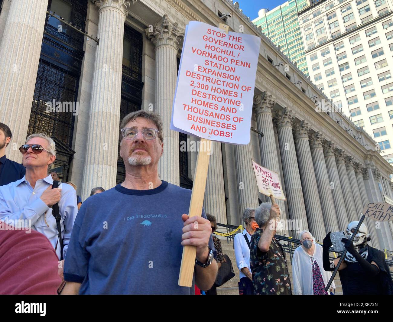 Demonstranten versammeln sich am Dienstag, dem 30. August 2022, vor dem Postamt Farley/Moynihan Train Hall-Penn Station in New York, um ihre Besorgnis über den geplanten ÒEmpire Bahnhof ComplexÓ zum Ausdruck zu bringen. Das Projekt zur Stadterneuerung würde eineinhalb Blocks um die Penn Station, einschließlich einer historischen Kirche, über einen bedeutenden Bereich ergreifen und Unternehmen und Bewohner verdrängen. (© Frances M. Roberts) Stockfoto
