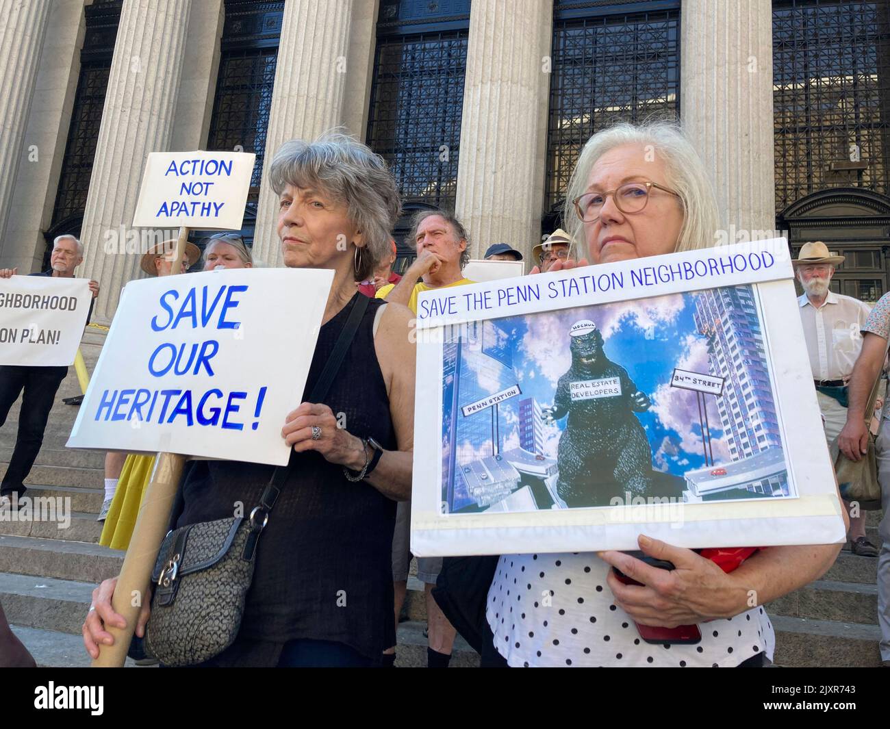 Demonstranten versammeln sich am Dienstag, dem 30. August 2022, vor dem Postamt Farley/Moynihan Train Hall-Penn Station in New York, um ihre Besorgnis über den geplanten ÒEmpire Bahnhof ComplexÓ zum Ausdruck zu bringen. Das Projekt zur Stadterneuerung würde eineinhalb Blocks um die Penn Station, einschließlich einer historischen Kirche, über einen bedeutenden Bereich ergreifen und Unternehmen und Bewohner verdrängen. (© Frances M. Roberts) Stockfoto