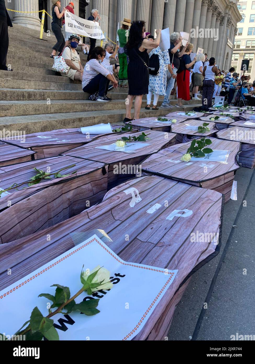 Demonstranten versammeln sich am Dienstag, dem 30. August 2022, vor dem Postamt Farley/Moynihan Train Hall-Penn Station in New York, um ihre Besorgnis über den geplanten ÒEmpire Bahnhof ComplexÓ zum Ausdruck zu bringen. Das Projekt zur Stadterneuerung würde eineinhalb Blocks um die Penn Station, einschließlich einer historischen Kirche, über einen bedeutenden Bereich ergreifen und Unternehmen und Bewohner verdrängen. (© Frances M. Roberts) Stockfoto