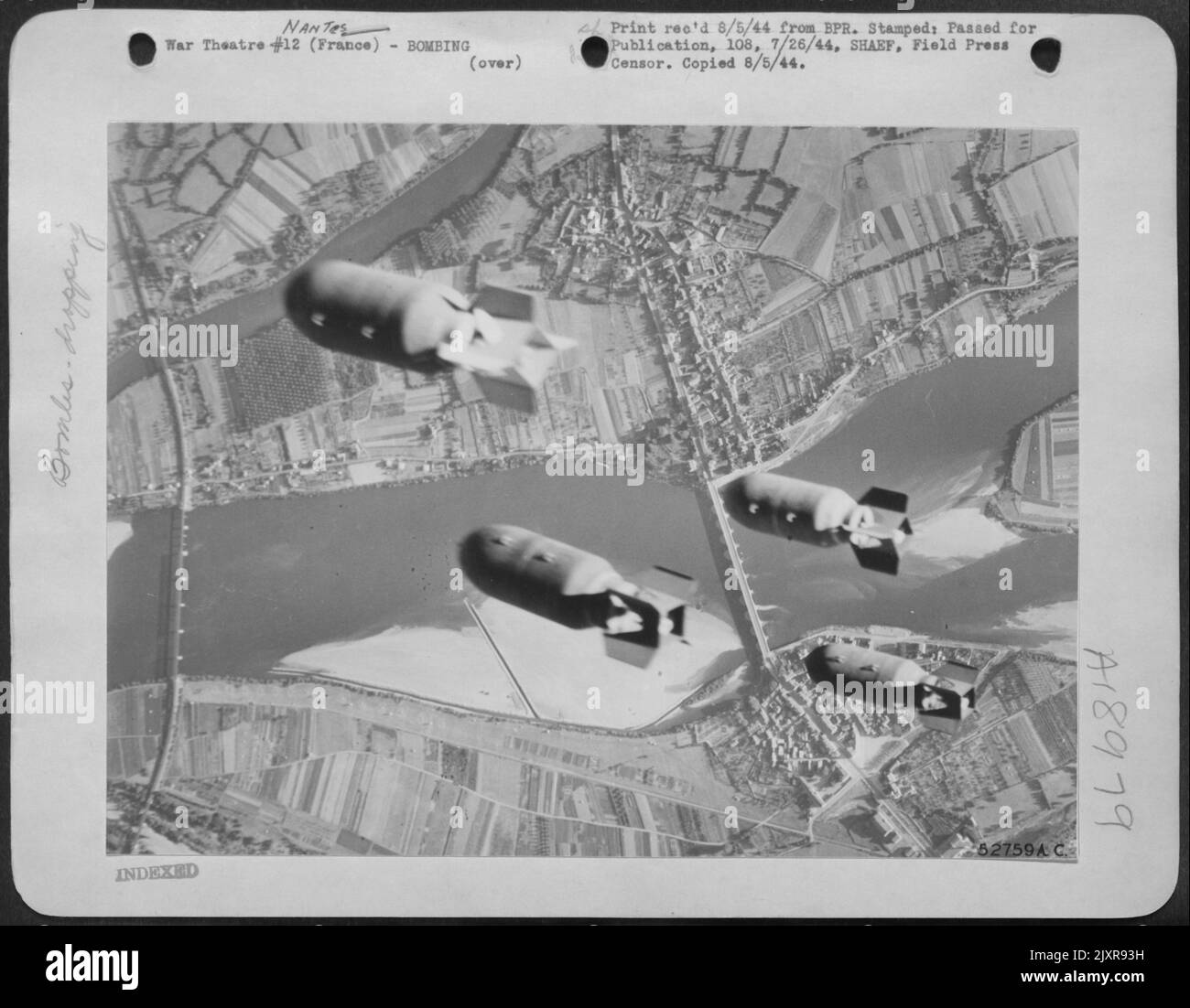 Hier treffen auf der Eisenbahnbrücke Les Ponts de CE, 55 Meilen östlich von Nantes, in Frankreich, vier eintausend-Pfund-Bomben aus der Bombenbucht eines mittleren Luftwaffenbombers von 9. Air Force Marauder aufeinander. Es ist die Brücke im unteren Teil dieses Fotos, und die Ergebnisse von Stockfoto