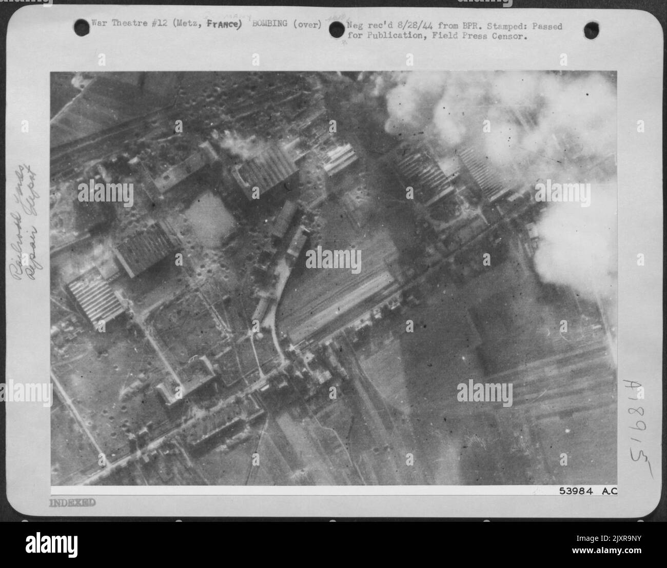 Nahezu alle Gebäude im Zielgebiet wurden beschädigt, und alle Eisenbahnlinien scheinen an mindestens zwei Stellen im Werk Woippy Aero-Engine in Frankreich bei Metz abgeschnitten zu sein. Eine Reparaturstelle für Flugzeugtriebwerke und eine Manufaktur für Flugzeugtriebskomponenten, wenn das Stockfoto