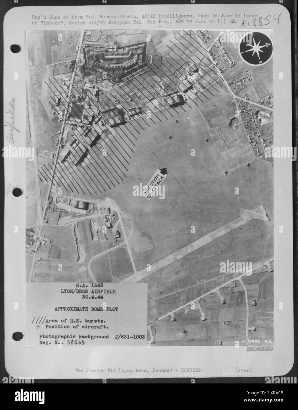 Nach dem Bombenangriff. Schattierung zeigt Konzentrationsbereich, Kreuze zeigen Position der feindlichen Flugzeuge während des Angriffs. Treffer wurden auf fünf von sechs Double-Bay-Hangars erzielt. Stockfoto