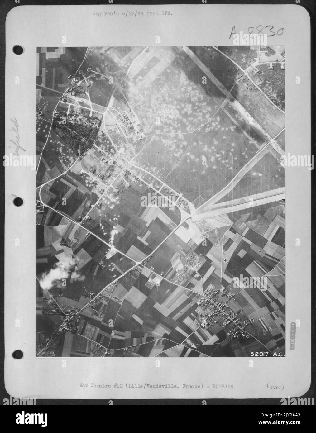 Am 14. Juni 1944 von schweren Bombern der USA angegriffen 8. AF das Nazi-Flugplatz in Lille/Vendville hat sechs Flugzeugunterstände beschädigt und verteilt Bereiche pock-markiert von Bombenkratern. Die entkutteten Hangars und Werkstätten wurden früher beschädigt Stockfoto