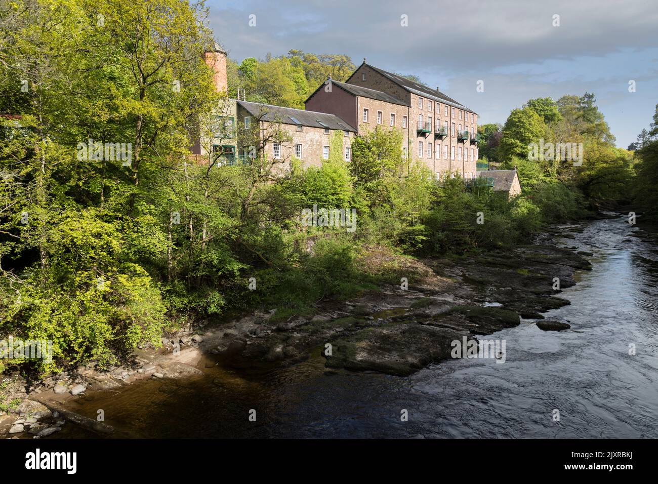 Blick auf die Keithbank Mill (jetzt in ein Wohngebiet umgewandelt) entlang des Flusses Ericht, Blairgowrie, Schottland. Stockfoto