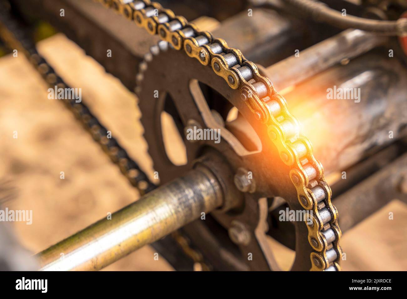 Kettenantrieb der Hinterachse des ATV Nahaufnahme. Hinterradaufhängung Stockfoto