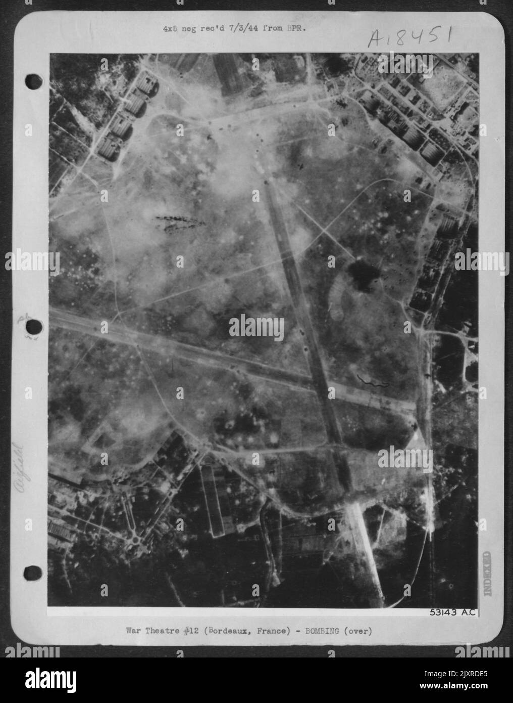 Bereits am 15. Juni 44 angegriffen, erschien das deutsche Flugzentrum in Bordeaux, Frankreich, den Besatzungen eines schweren Bombers der USAAF von 8. am 19. Juni 44, als sie wieder zum Angriff zurückkehrten. Stockfoto