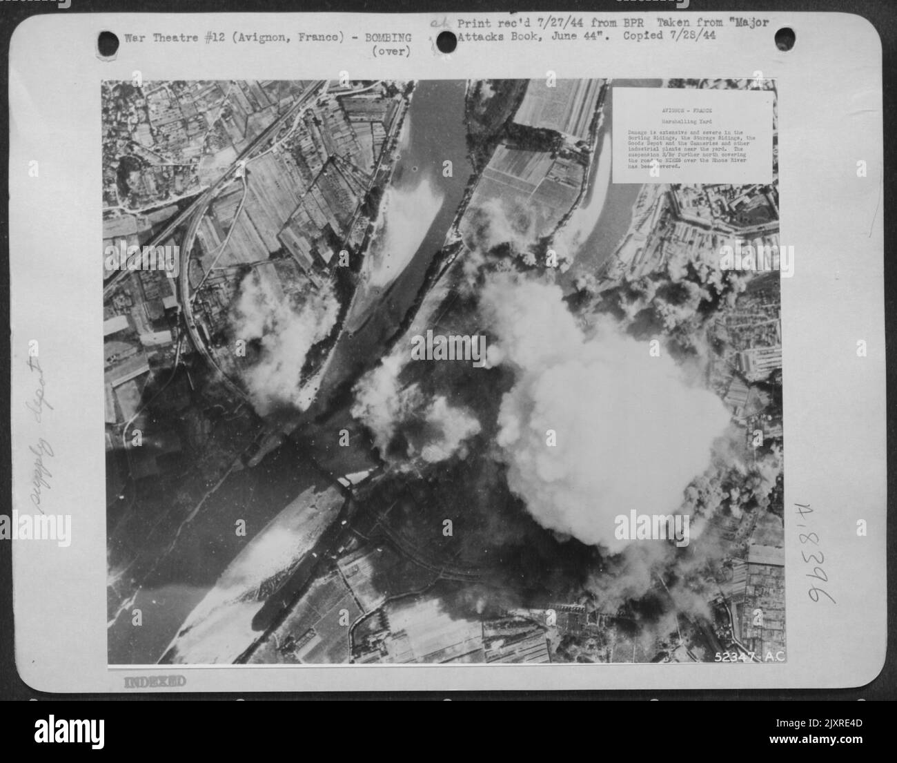 Die Schäden in den Sortieranlagen, den Lageranlagen, dem Warenlager und den Konservenfabriken und anderen Industrieanlagen in der Nähe des Hofes sind groß und schwer. Die Suspension R/Bridge weiter nördlich, die die Straße nach Nimes über den Rhone River abdeckt, wurde bereits erreicht Stockfoto
