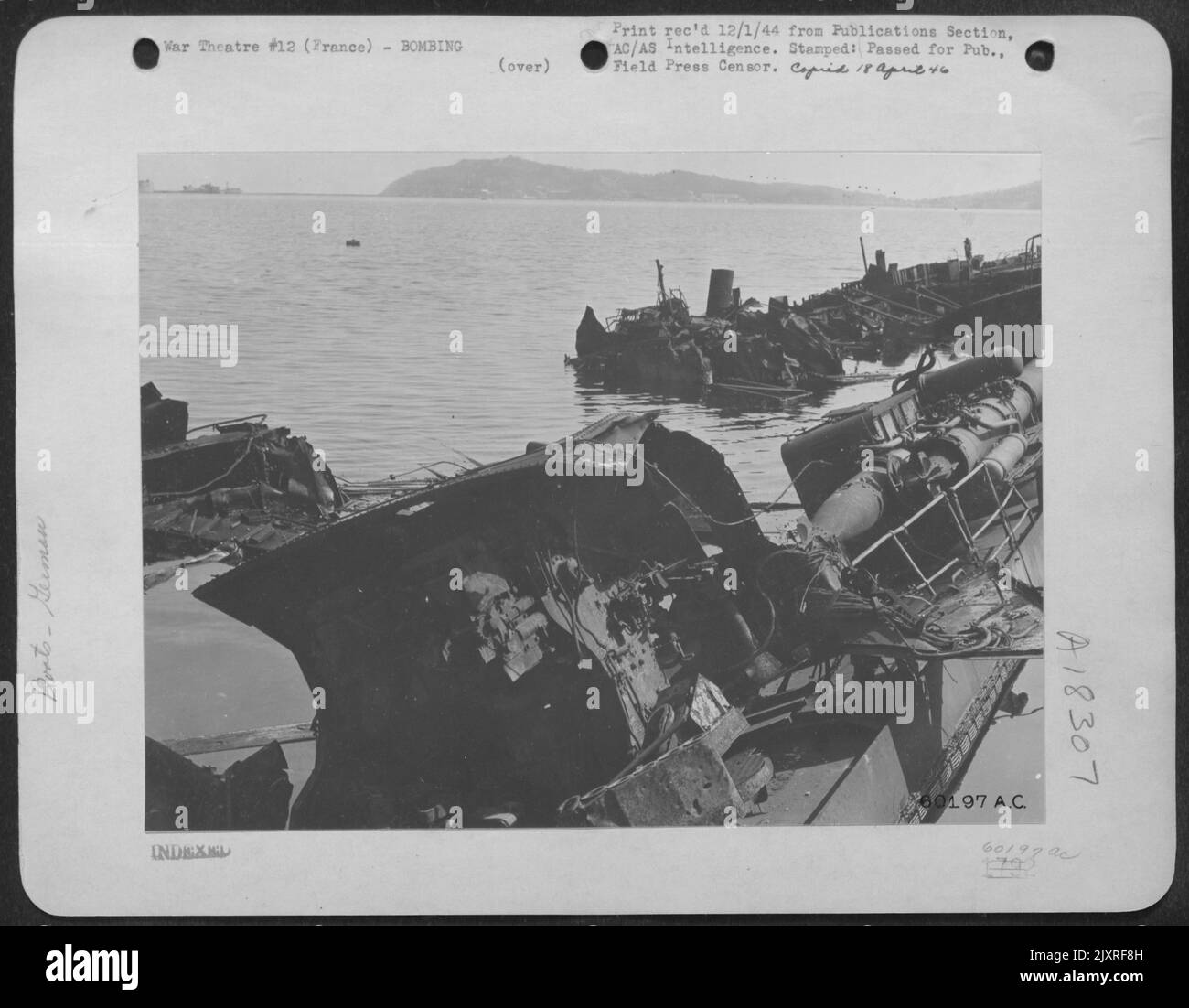 Diese Sektion des Cruiser 'Marseille', die von den Luftangriffen der Mediterranean Allied Air Forces Daylight Bombing an ihrem Dock versenkt wurde, zeigt einen Teil eines Turms mit zwei Geschütztürmen und einige Torpedo Tubes mit ihrem 'kleinen Fisch', der noch in ihnen ist. Stockfoto