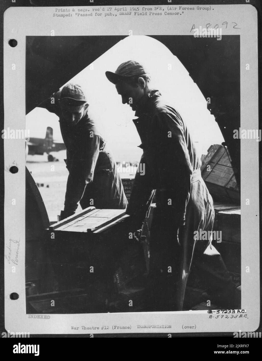 Gehen Sie Vorsichtig Um! T/5 Charles Ballard, Lufkin, Texas; und T/5 Woodrow W. Atwood, Johnson City, Tennessee, Help With Loading Supplies on Douglas C-47, um irgendwo in Deutschland zu einem Advanced First Tac AF Strip geflogen zu werden. Stockfoto