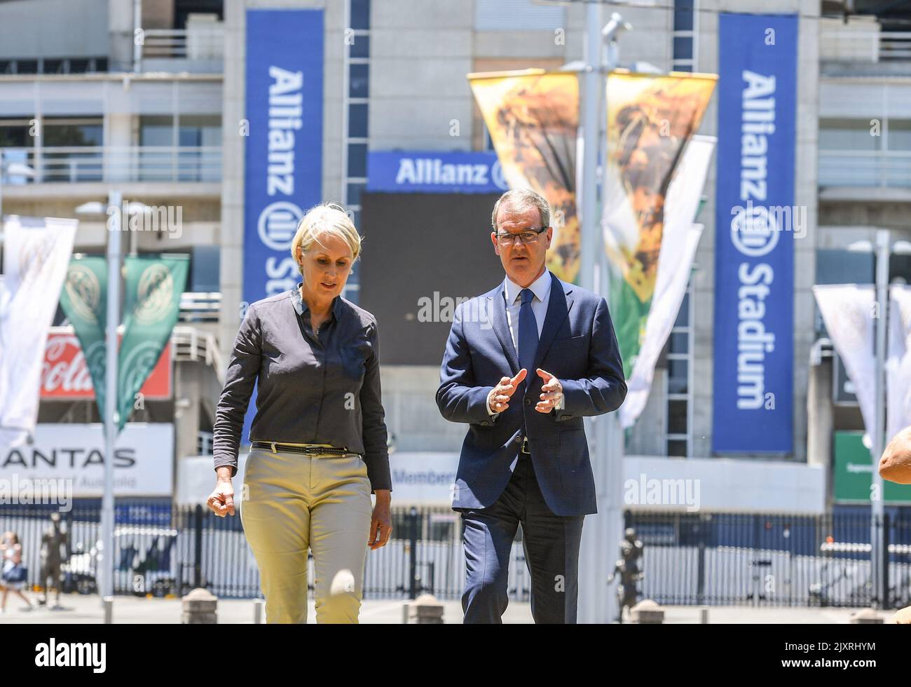 NSW-Oppositionsführer Michael Daley und Vivienne Skinner von der Rettung des Moore Parks kommen an, um vor dem Sydney Football Stadium zu einer Ansprache über die Stadionpolitik der Regierungen zu sprechen, Montag, 3. Dezember 2018 (AAP Image/Peter Rae) Stockfoto