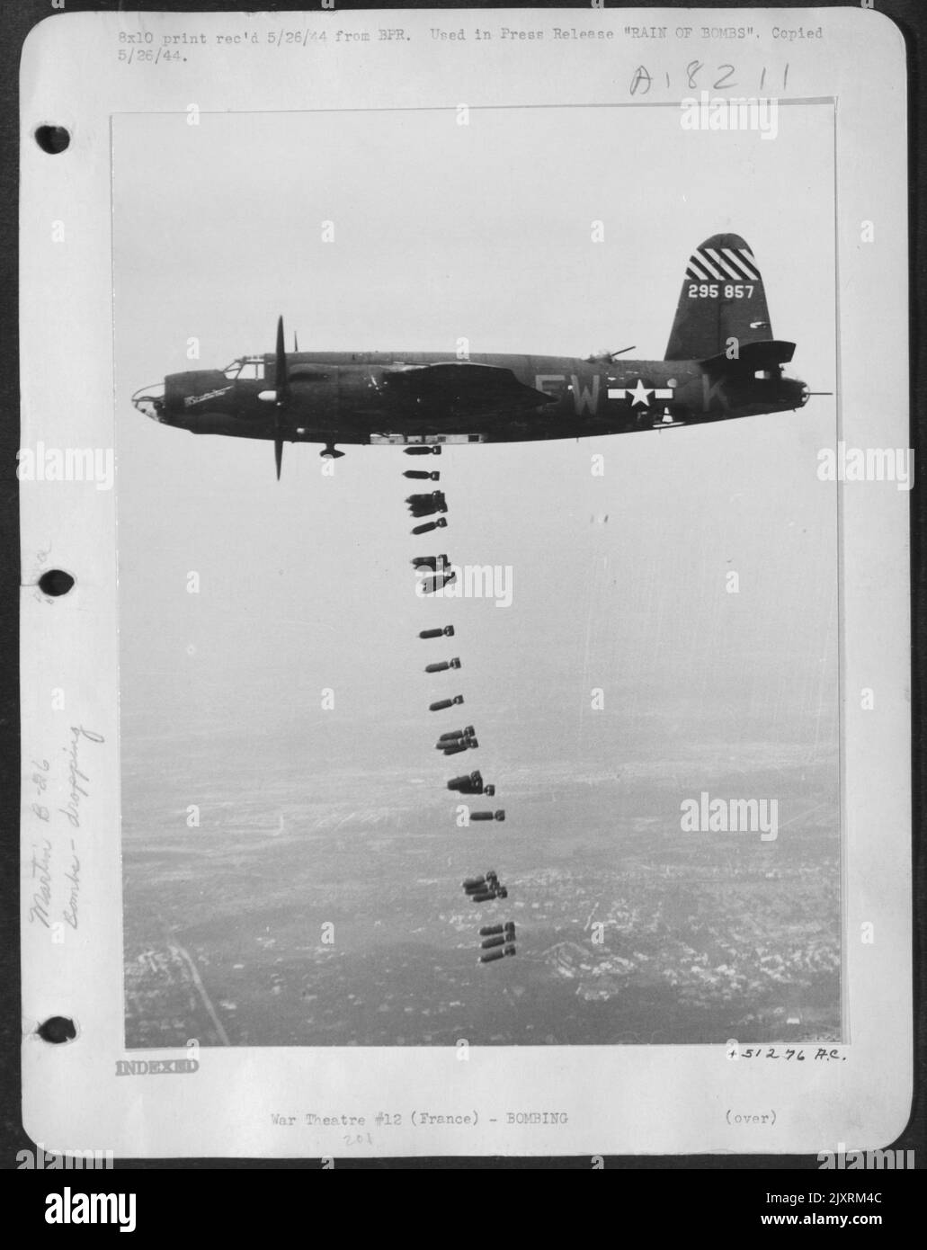 Sechsundzwanzig 100-Pfund-Bomben werden in der Luft kurz nach der Freilassung eines Martin B-26 Marauder mittleren Bombers der US Army 9. AF gesehen. Sie sind auf dem Weg zu einer Nazi-Installation in Frankreich. Stockfoto