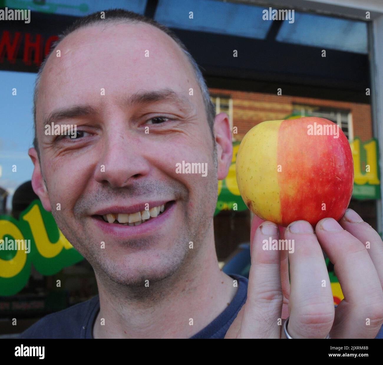 Der grüne Lebensmittelhändler Wayne Ames war erstaunt, als seine Lieferung von Pink Lady Apples eine Nachbildung des Apple aus Snow White mit einer grünen Wange und einer rosigen Wange auftauchten. Die Königin verkleidet, als die böse Hexe die rote Seite vergiftete und Schneewittchen angeboten hat, aber Wayne geht keine Chance, dass sein Apfel nicht zum Verkauf steht. Der Pink Lady Apfel ragte vom Rest in der Box mit einer perfekten Linie, die die beiden Hälften des Apfels trennte, genau wie in Snow White. Als er in Waynes Geschäft Southsea Fruit und Veg, Albert Road, Southsea, auftauchte, sagte Hants Wayne: ''der Apfel ist gerade in meinem normalen Delive aufgetaucht Stockfoto