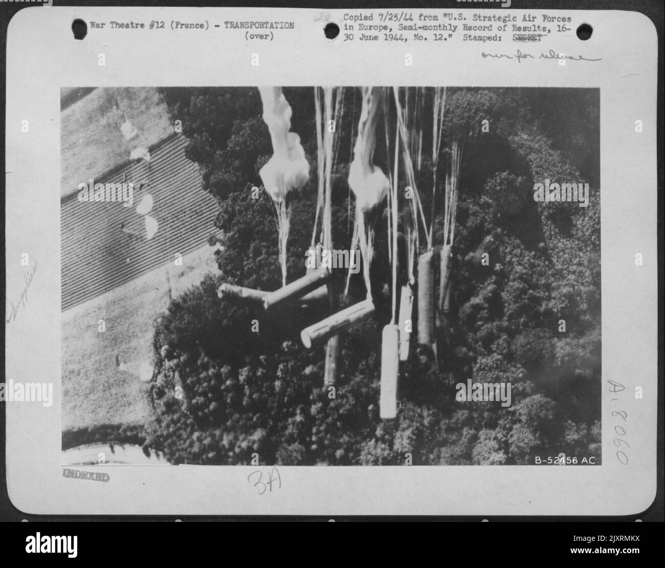 Schräge Fotos auf niedriger Ebene zeigen den Rückgang der Lieferungen an französische Widerstandsgruppen. Im Zeitraum vom 16. Bis 60. Juni 44 führten insgesamt 318 schwere Bomber 8 Einsätze dieser Art durch. Der Vorrat beginnt zu fallen. Stockfoto