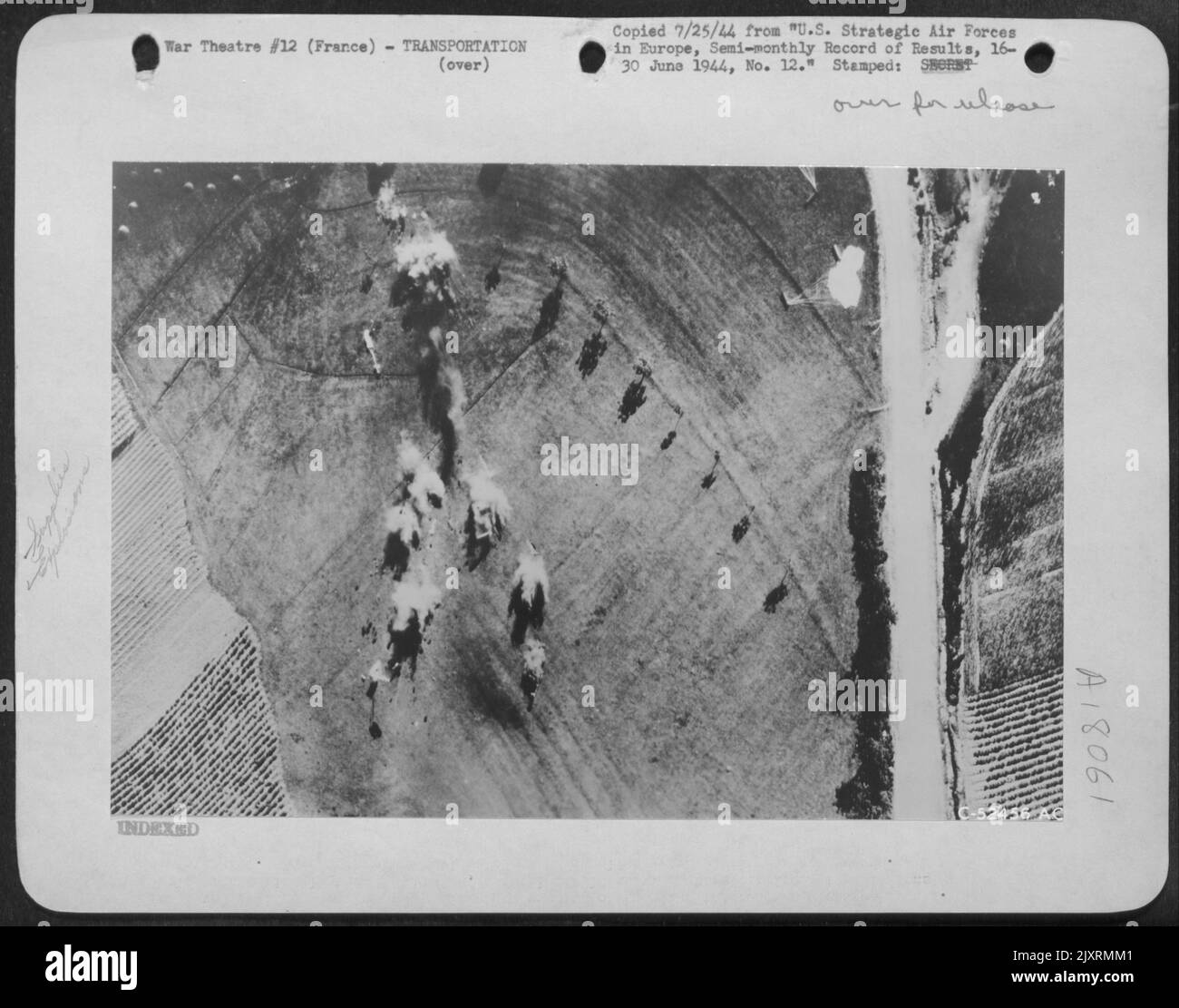 Schräge Fotos auf niedriger Ebene zeigen den Rückgang der Lieferungen an französische Widerstandsgruppen. Im Zeitraum vom 16. Bis 60. Juni 44 führten insgesamt 318 schwere Bomber 8 Einsätze dieser Art durch. Einige Fallschirme öffnen sich nicht und die Vorräte sind es Stockfoto