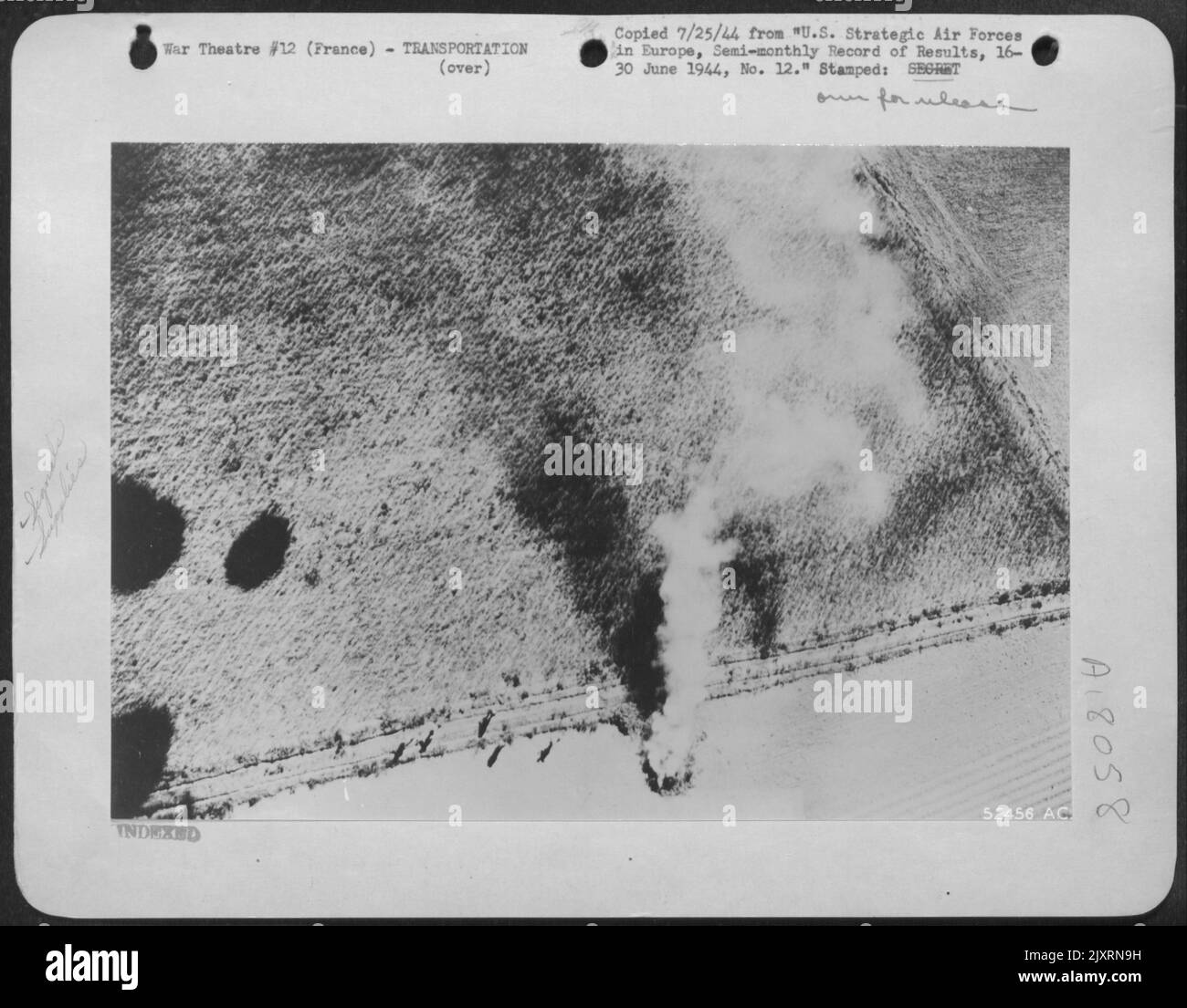 Schräge Fotos auf niedriger Ebene zeigen den Rückgang der Lieferungen an französische Widerstandsgruppen. Im Zeitraum vom 16. Bis 60. Juni 44 führten insgesamt 318 schwere Bomber 8 Einsätze dieser Art durch. Behälter, die in Richtung Rauchsignal fallen. Stockfoto
