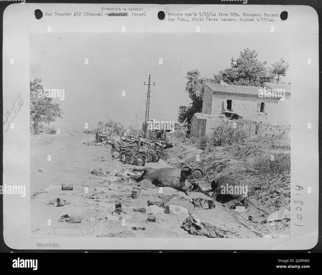 Die Straßen entlang des Ostufers der Rhone in Südfrankreich waren mit Trümmern übersät, wie die verdrehte deutsche Ausrüstung, die hier abgebildet war, nachdem Jagdbomber der ersten taktischen Luftwaffe in vier Tagen gegnerische Kolonnen bombardiert und mit einem Streich beschossen hatten Stockfoto