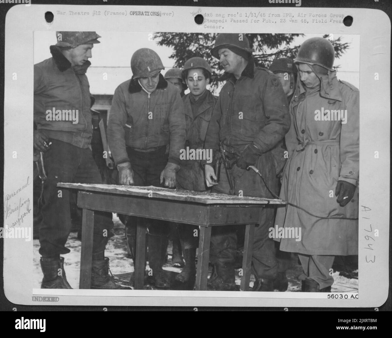 Die besuchenden Piloten besprechen die Zusammenarbeit zwischen Luft und Boden mit den Bodenkontrollbeamten einer Luftlanddivision. Von links nach rechts: Capt Francis P. McIntyre; 1. LT. Loyd J. Overfield; 1. LT. Paul B. Johnson, Cambridge, Minn; Capt. J.E. Parker, Compton, Kalifornien. Stockfoto