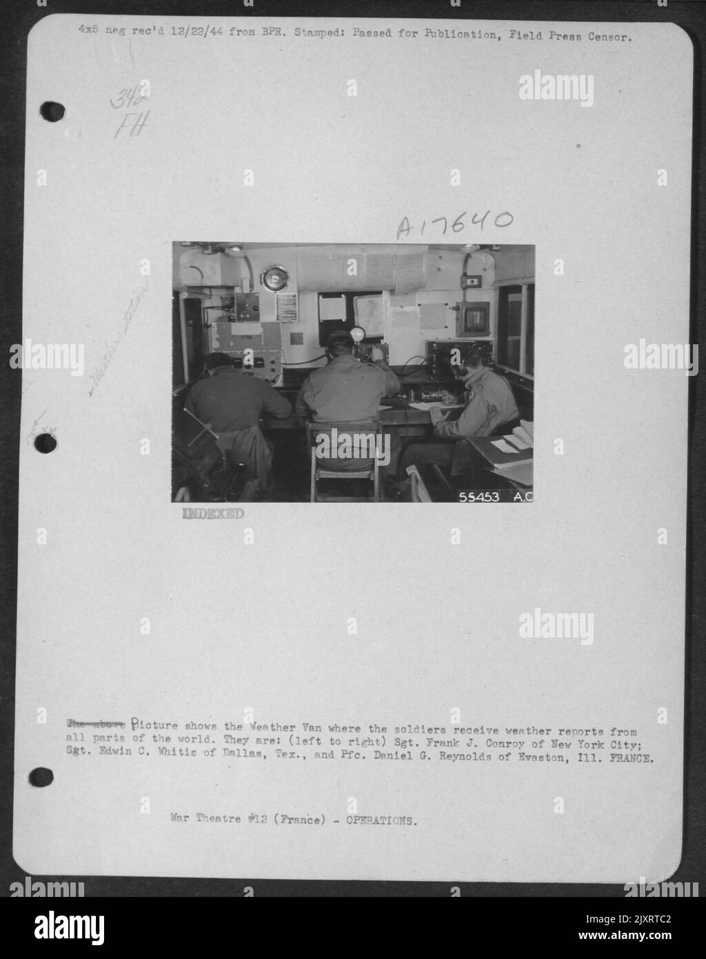 Bild zeigt den Wetterbus, wo die Soldaten Wetterberichte aus allen Teilen der Welt erhalten. Sie sind: (Von links nach rechts) Sgt. Frank J. Conroy aus New York City; Sgt. Edwin C. Whitis aus Dallas, Texas, und PFC. Daniel G. Reynolds aus Evaston, Ill. Stockfoto