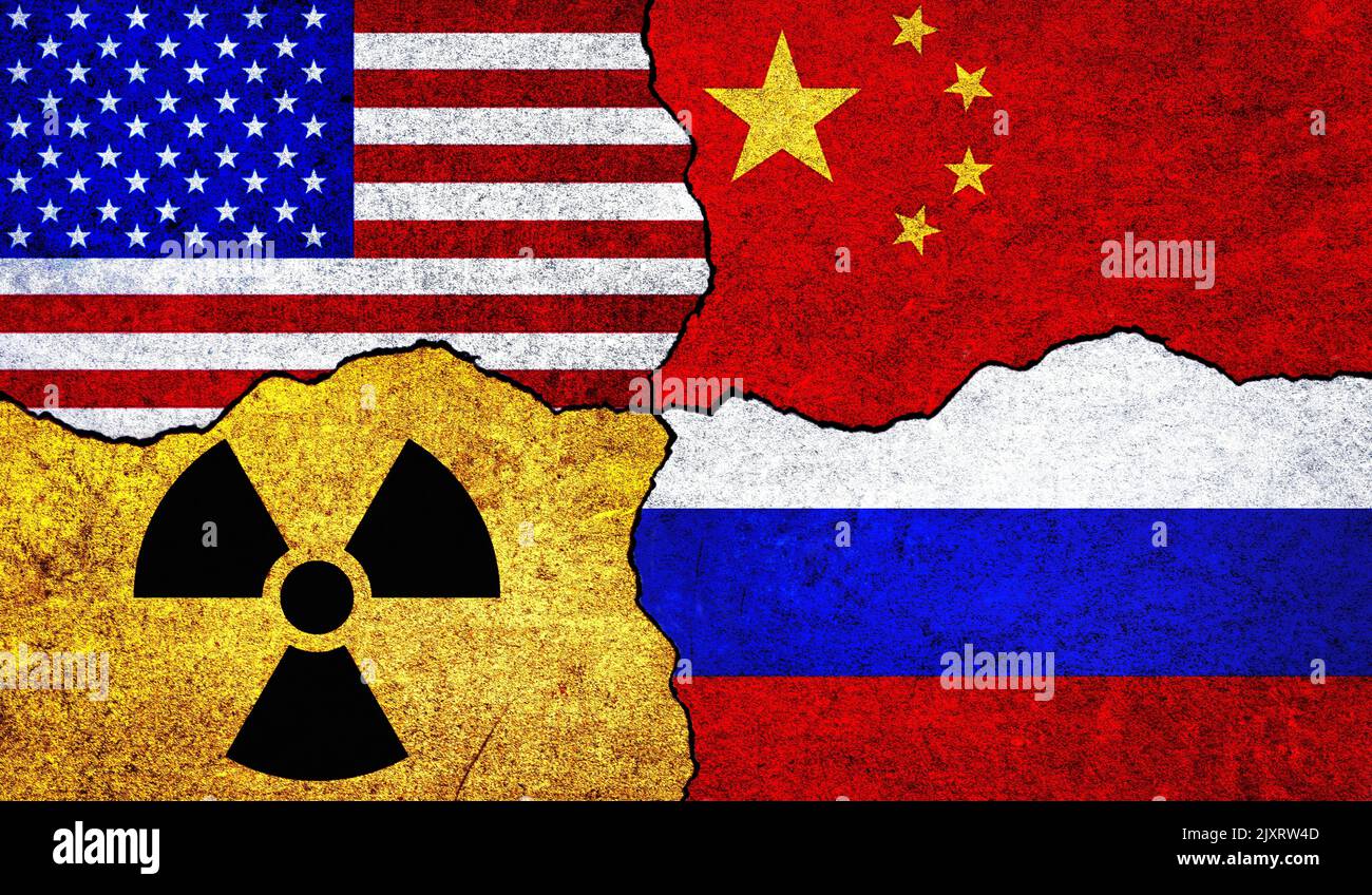 China Für Oder Gegen Russland Flaggen der USA, Russlands, Chinas und Strahlungssymbol an einer Wand